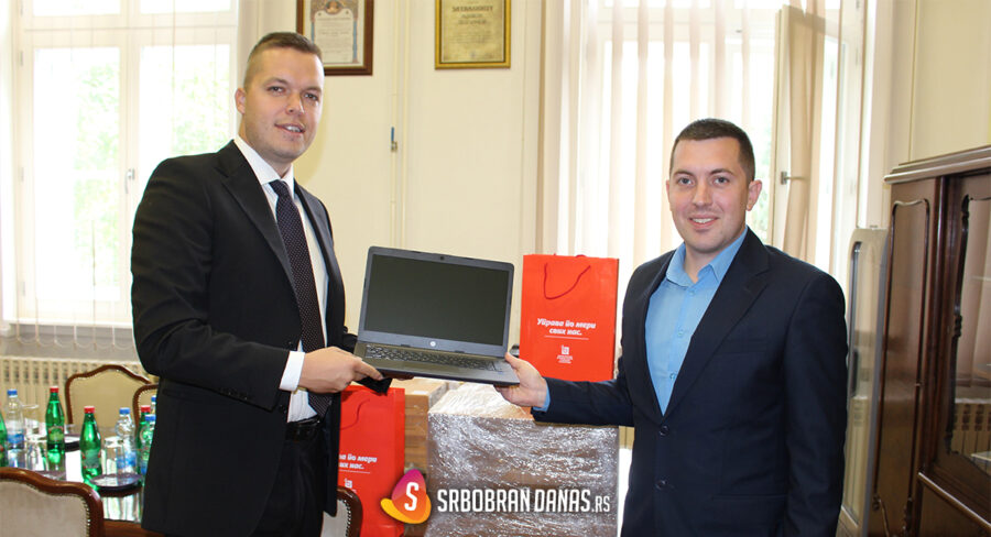 Državni sekretar Dabić doneo vrednu donaciju Opštini Srbobran