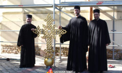 Novi krstovi na krovu pravoslavnog hrama