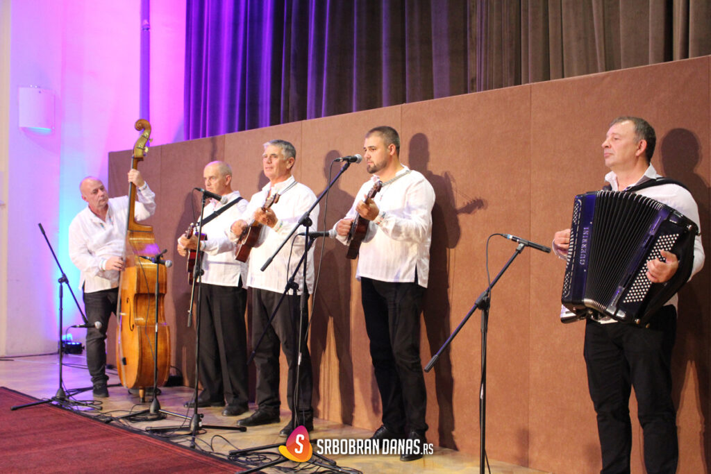 Modna revija “Ruke spasa” u etno stilu