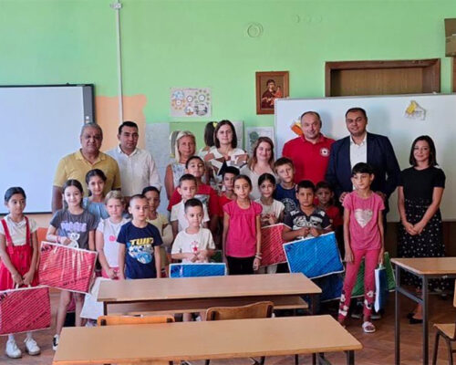 Školski pribor za učenike romske nacionalnosti u Nadalju