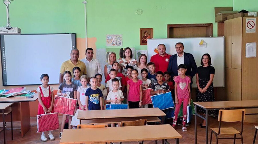 Školski pribor za učenike romske nacionalnosti u Nadalju