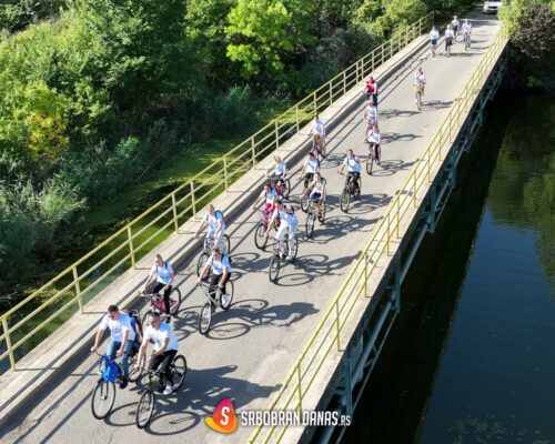 Deca i mladi duhom na biciklima do Beljanske bare