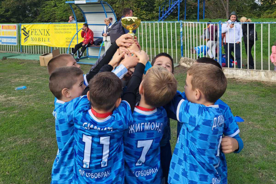 Dva trofeja za male fudbalere "Srbobrana"