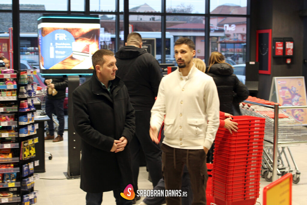 Novoizgrađeni ritejl park na mestu nekadašnje glavne pijace danas je pušten u rad, mnogi Srbobranci su iskoristili priliku i posetili ga već prvog dana, a isto su zajedno učinili investitor i vlasnik objekta Rade Krunić, i predsednik Opštine Srbobran Radivoj Debeljački.
Prvi ritejl park u Srbobranu je izgrađen za manje od pet meseci, površine je od skoro 2.000 kvadratnih metara, i okuplja četiri poznata trgovinska lanca: Pepco, Galen pharm i Maksi, koji su otvoreni danas, i Sinsay, koji će biti ubrzo. Ovim projektom je otvoreno novih 40 radnih mesta i obogaćena je ponuda najrazličitijih proizvoda za stanovnike Srbobrana i cele opštine.