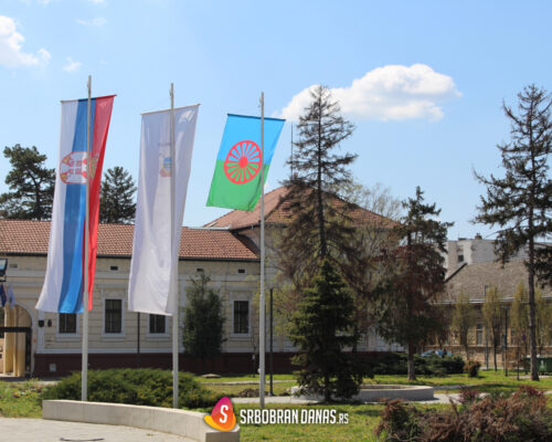 Srbobran obeležio 8. april podizanjem zastava