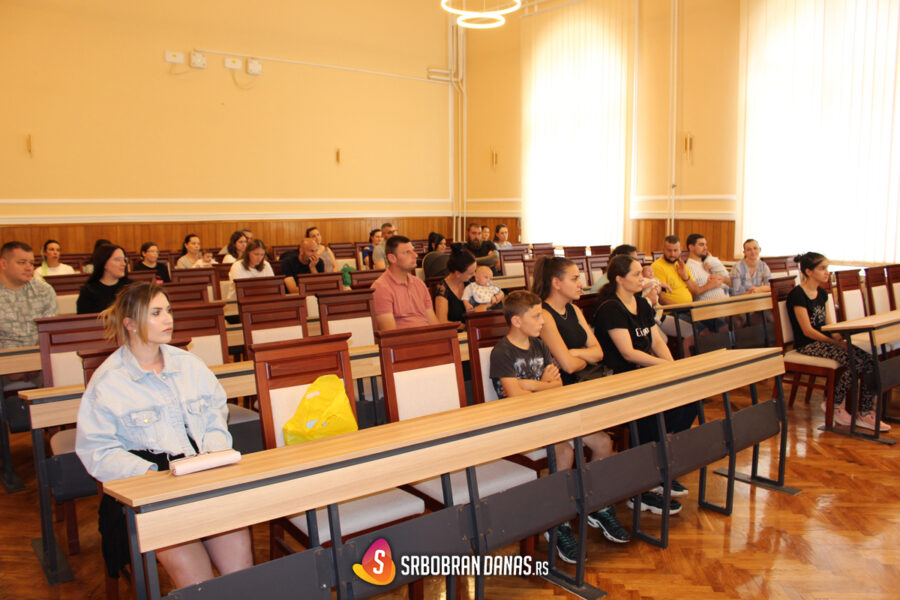 Bogatiji za 19 dečaka i 14 devojčica