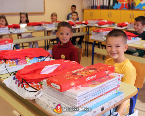 Svi prvaci su seli u klupe - škola može da počne