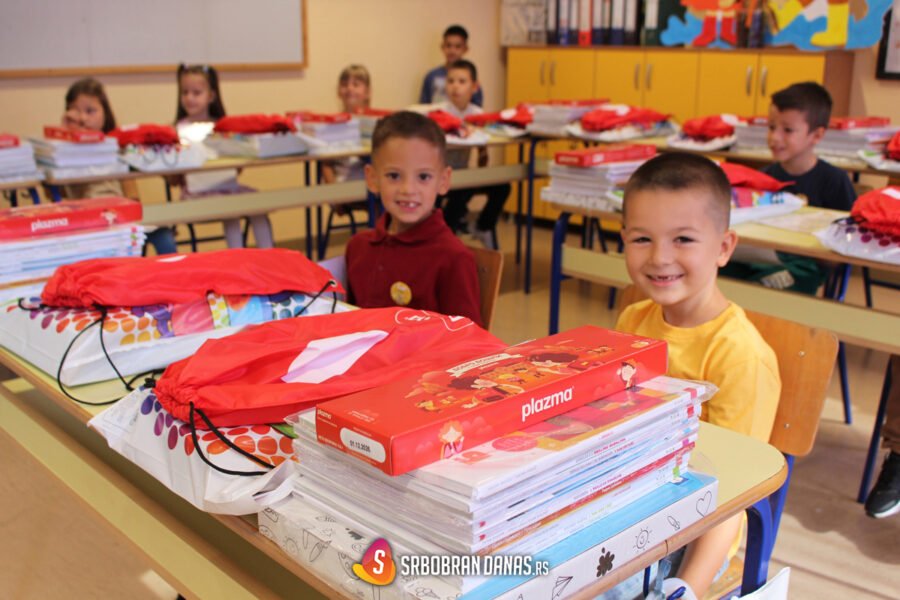 Svi prvaci su seli u klupe - škola može da počne