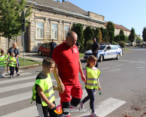 Crveni krst u školama: Čas bezbednog prelaska ulice