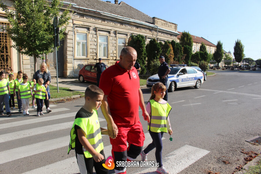 Crveni krst u školama: Čas bezbednog prelaska ulice