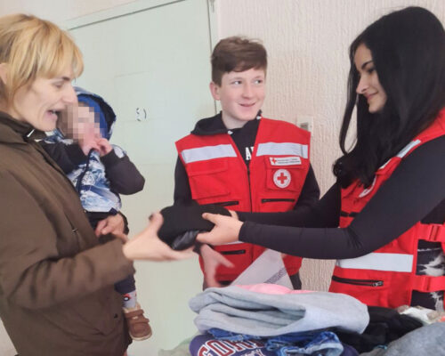 Učenici darivali odeću u akciji sa Crvenim krstom