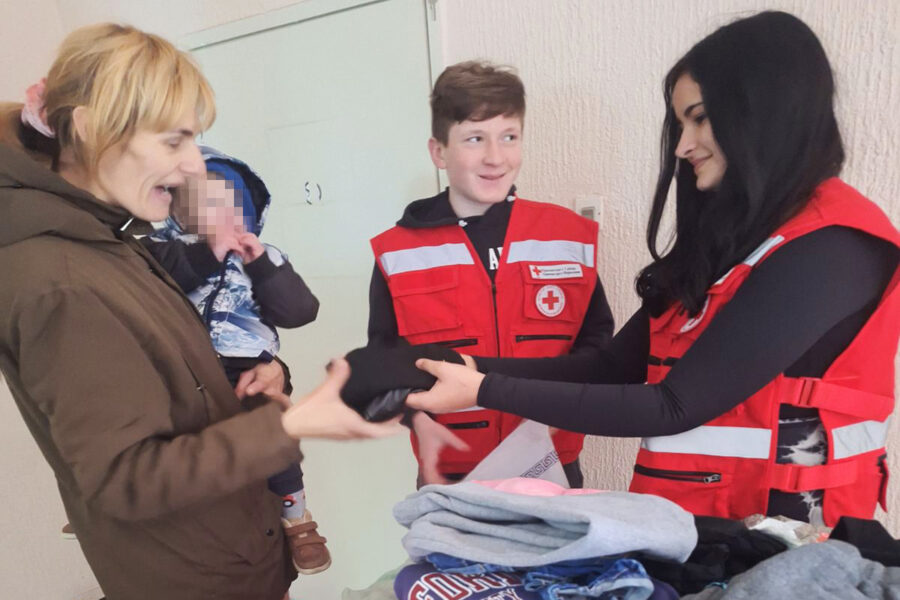 Učenici darivali odeću u akciji sa Crvenim krstom